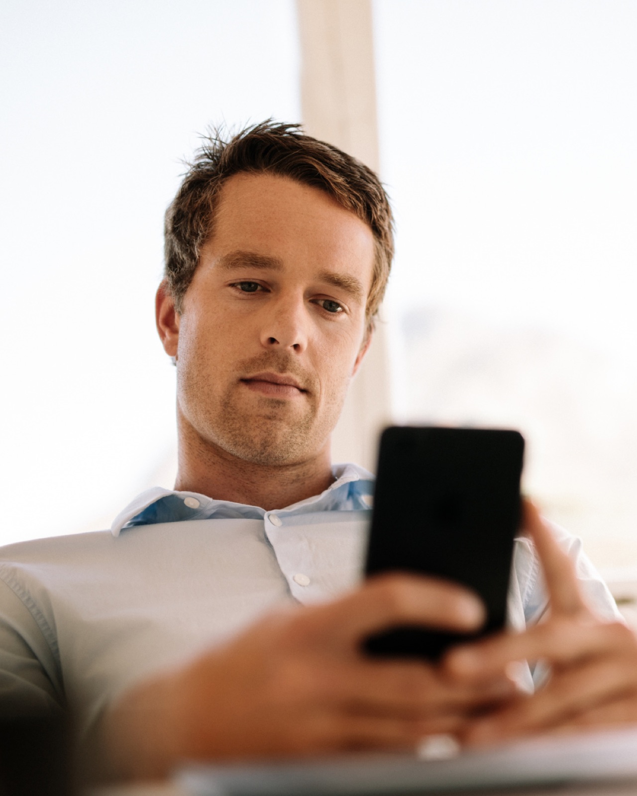 Zakelijke gebruiker leest een beveiligd bericht op zijn telefoon
