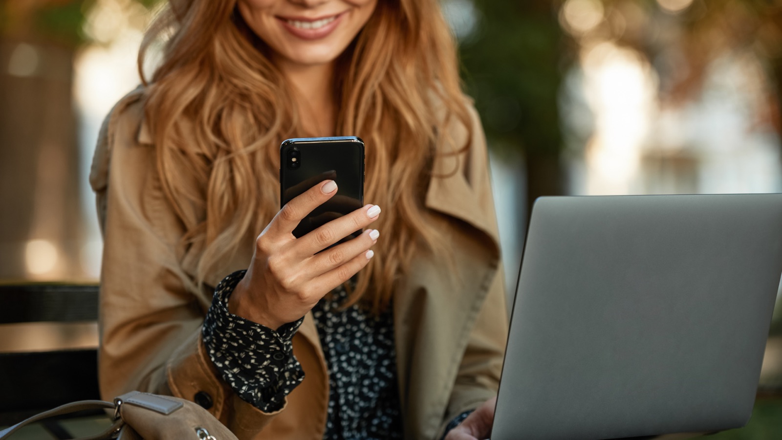 Vrouw bekijkt haar telefoon op straat