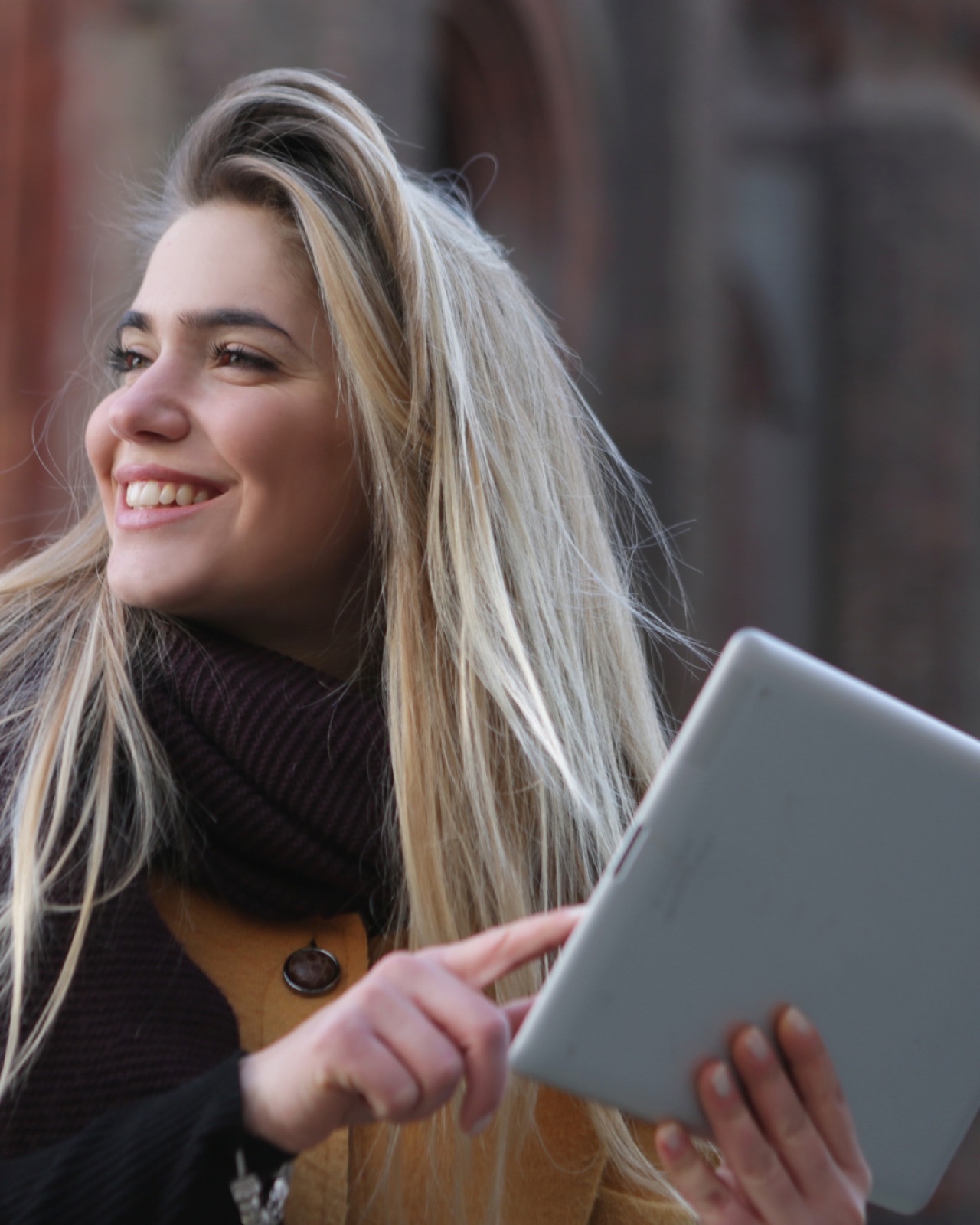 Twee collega's overleggen aan een tafel over een UEM-vraagstuk