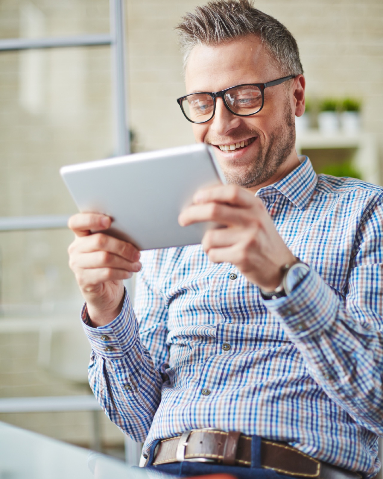 Medewerker werkt op een Windows-laptop die met Workspace ONE beheerd wordt